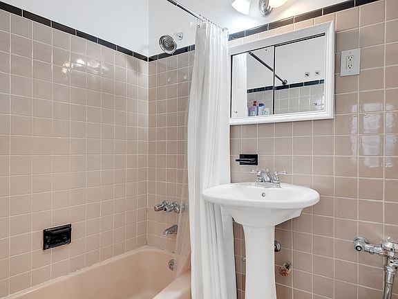 5th image of 52 W 87th St #4B