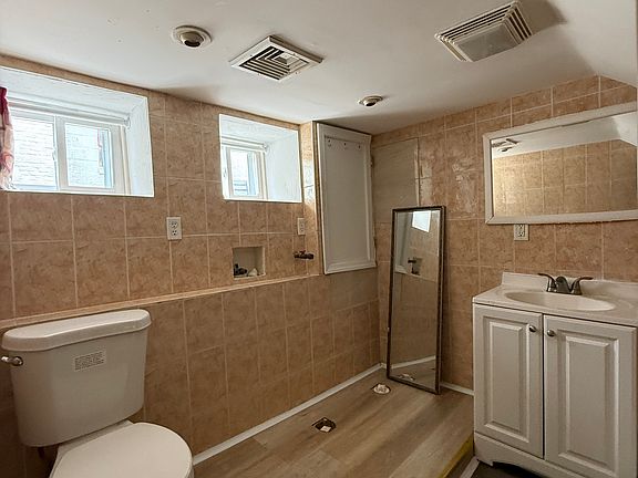 4th image of 32 Lewis Ave #Basement