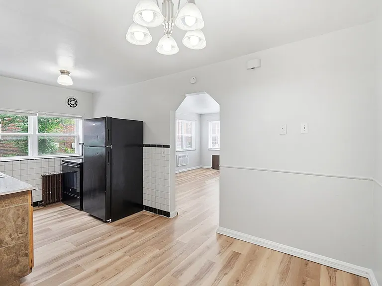 Cozy Apartment Building in Reading District! — Photo 15