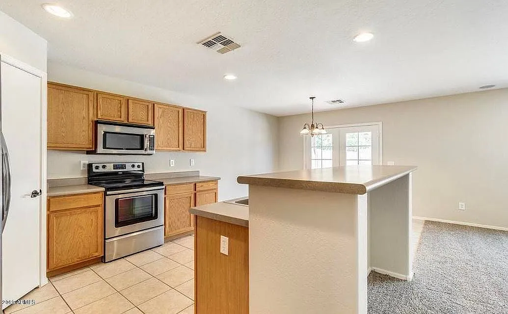 5 bed, 3.0 bath, 2821 sqft, $2,650 — Photo 3