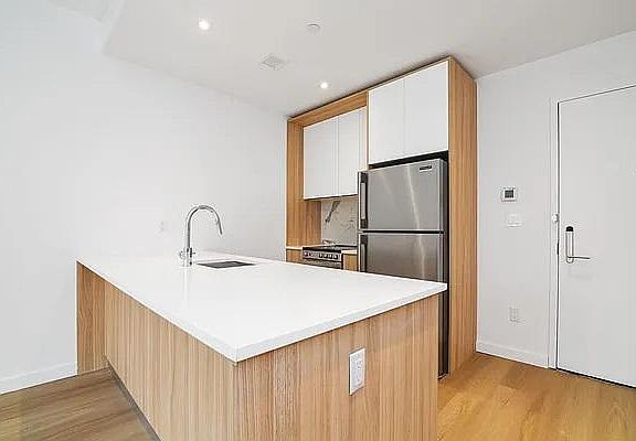 5th image of 7206 Parsons Blvd #1