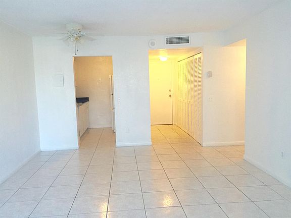 3rd image of 2075 NE 164th St APT 102