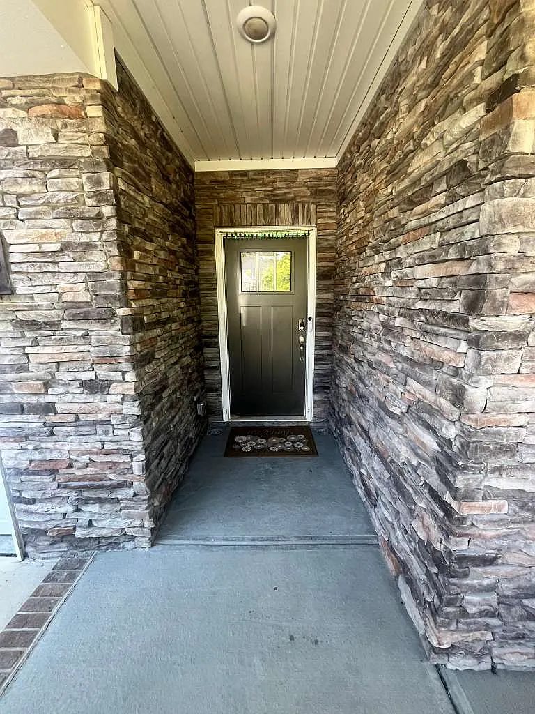 3 bed, 2.5 bath, 2099 sqft, $2,700 — Photo 3