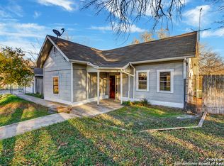 1810 C St, Floresville, TX 78114