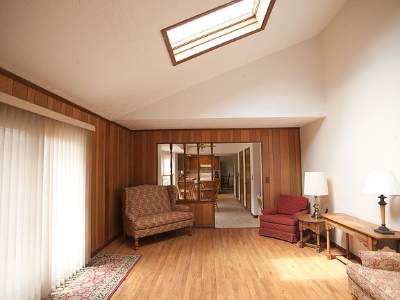4th image of 10270 Fairfax Dr