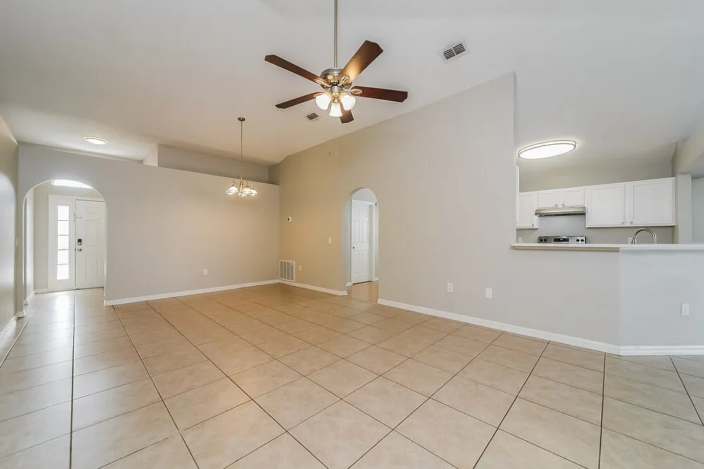 4 bed, 2.0 bath, 1874 sqft, $2,495 — Photo 4