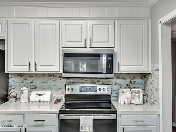 3rd image of 106 Glen Cove Rd