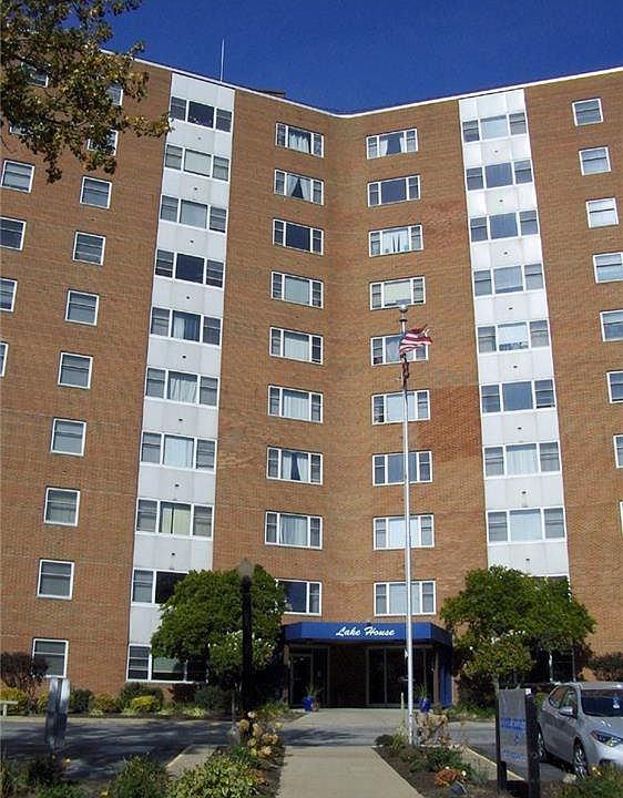 1st image of 11850 Edgewater Dr APT 819