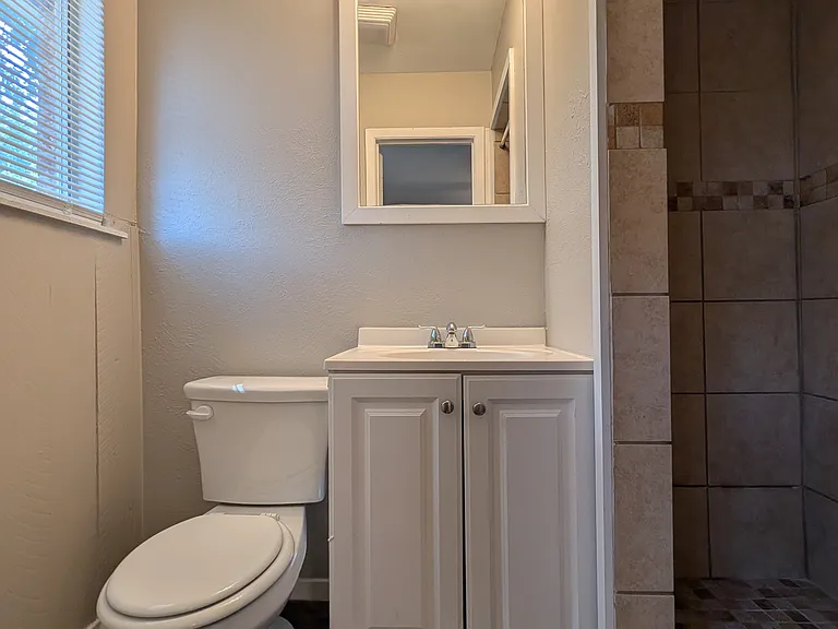 1820 Warren Ln — Photo 16