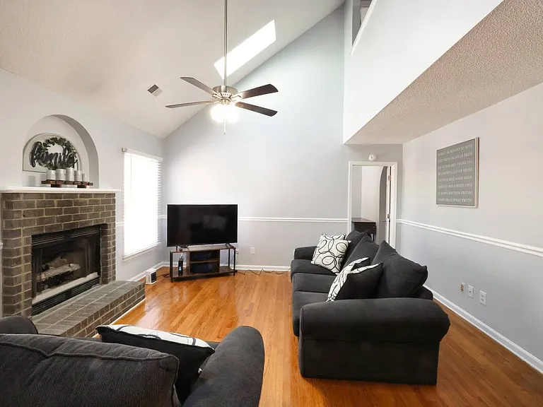 5456 Roxbury Dr — Photo 6