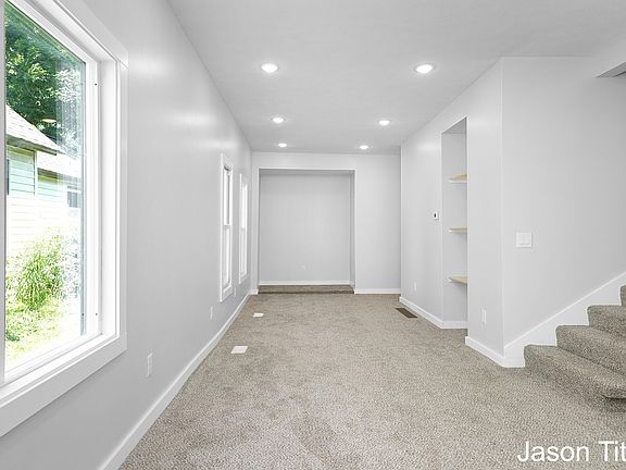 5th image of 527 Spencer St NE