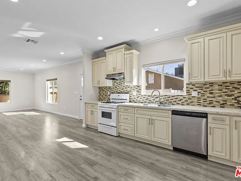6715 Cedros Ave — Photo 5