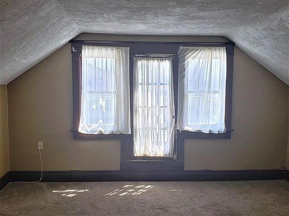 4th image of 370 Warwick Ave