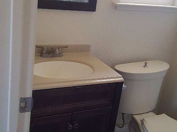 5th image of 12131 Kadota Ave