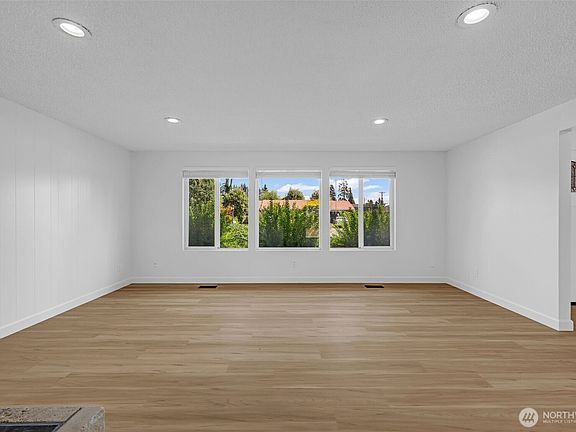 5th image of 9214 46th Drive NE