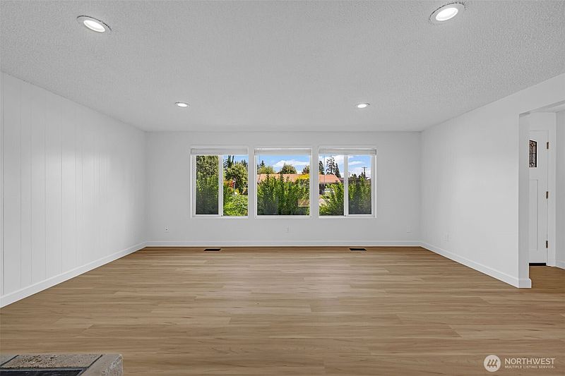 5th image of 9214 46th Drive NE