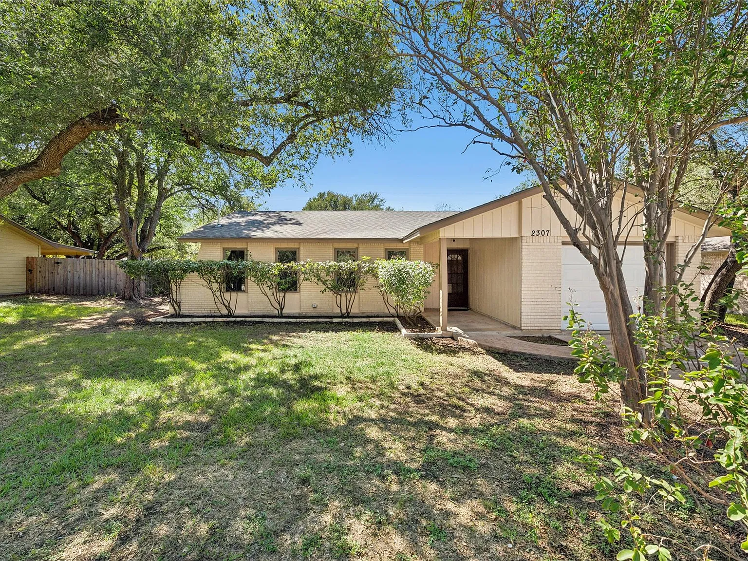 3 bed, 2.0 bath, 1061 sqft, $1,750 — Photo 2