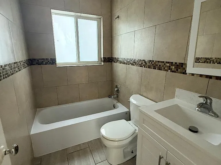 2317 NE 2nd St #5 — Photo 4