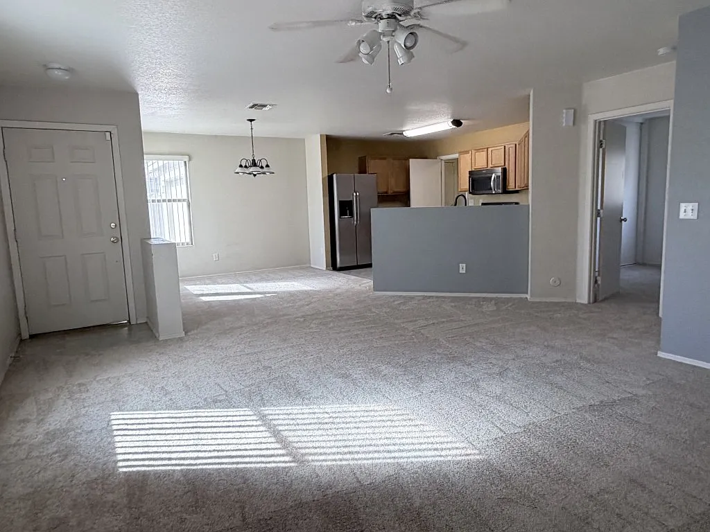 3 bed, 1316 sqft, $1,895 — Photo 3