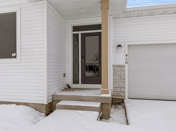 2nd image of 410 NE Country Meadow Dr