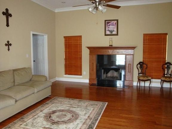 2nd image of 209 Pebble Creek Cir