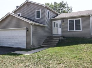 2725 Meadowdale Ln, Woodridge, IL 60517