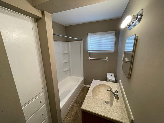 5th image of 2187 Brentnell Ave