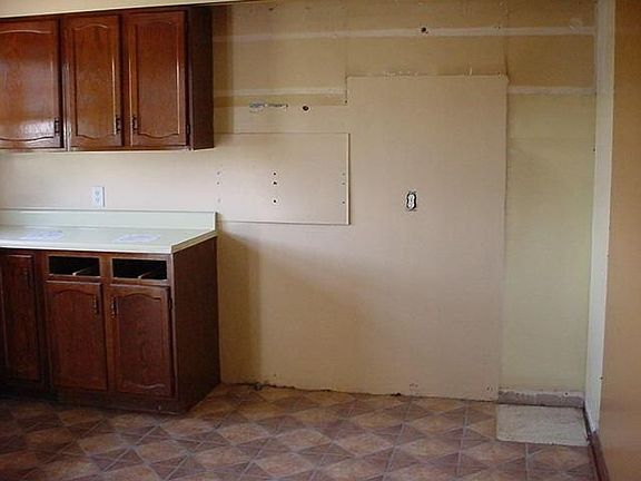 5th image of 109 S Kellogg St