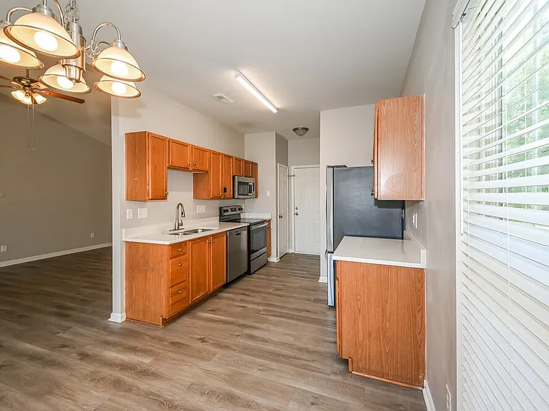 8704 Rozumny Dr — Photo 7