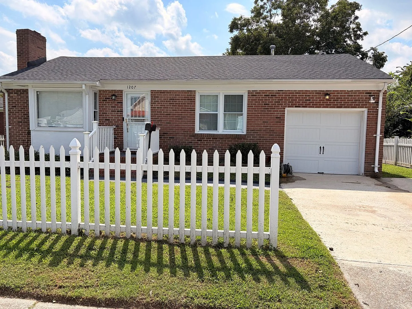 Charming 3-Bedroom Home in Hampton — Photo 1