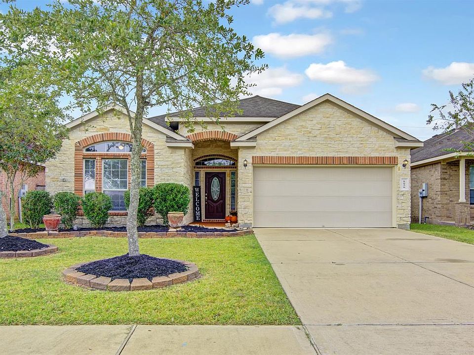 Welcome Home! This lovely 3/2/2 home has an inviting entrance and beautiful curb appeal.
