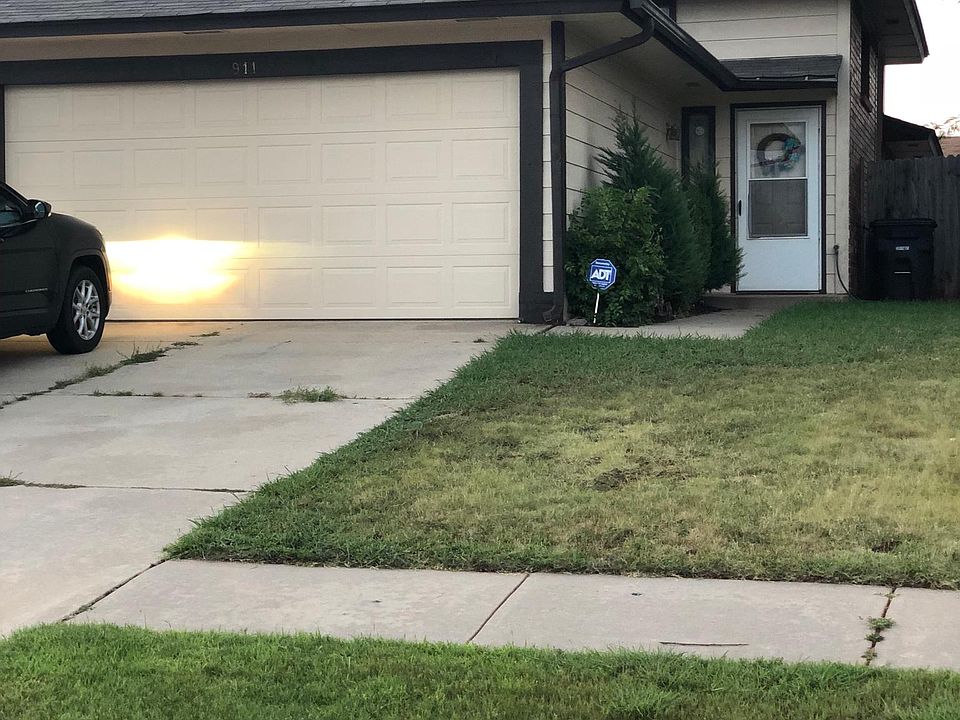 1st image of 909 NE 23rd St