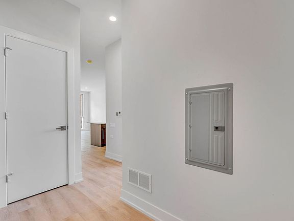 4th image of 2926 W Medill Ave #4