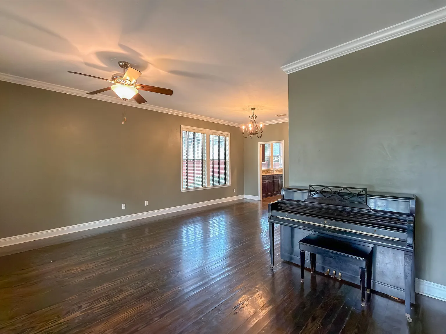 3 bed, 2.0 bath, 1224 sqft, $2,095 — Photo 3