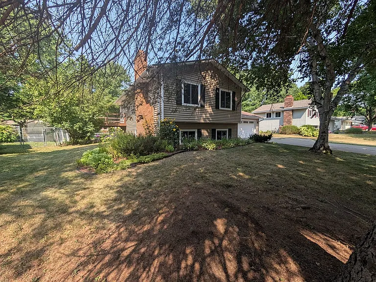10207 Pilgrim Ln N — Photo 2