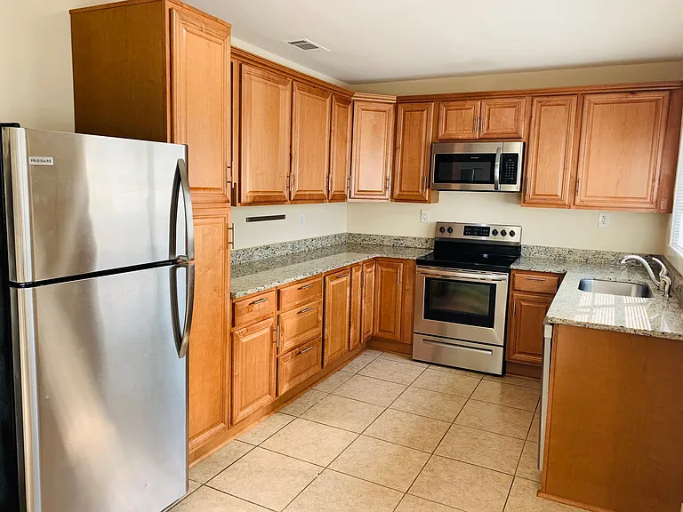 903 Montgomery St — Photo 32
