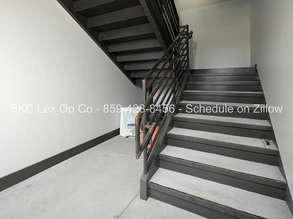 7 N Main St #C