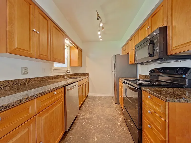 410 Wildwood St — Photo 8