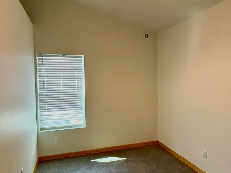 545 Hoover Rd — Photo 6