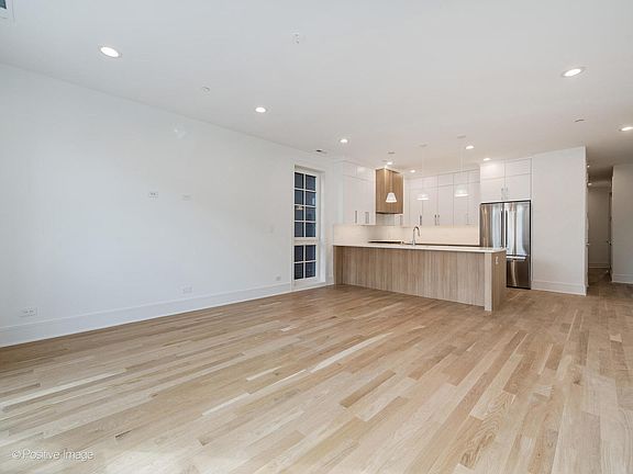 5th image of 1942 W Belmont Ave #2W