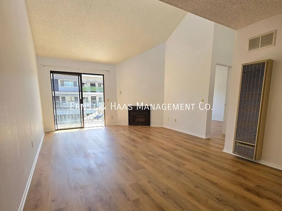 Charming 2-Bedroom Apartment In Long Beach! *Move-In Special* — Photo 2
