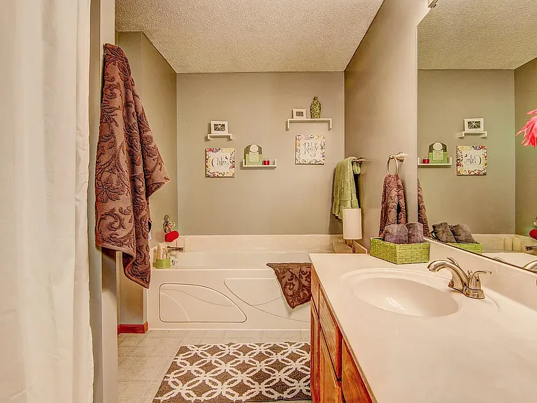 2353 Oakridge Cir — Photo 15