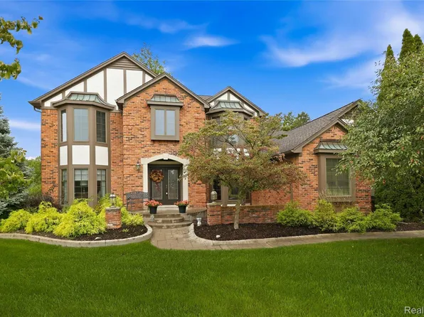 4735 Bentley Dr, Troy, MI 48098