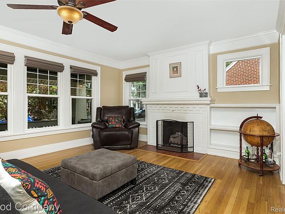 5th image of 189 W Maplehurst St