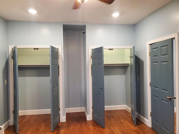 Large main bedroom - dual closets w/interior light