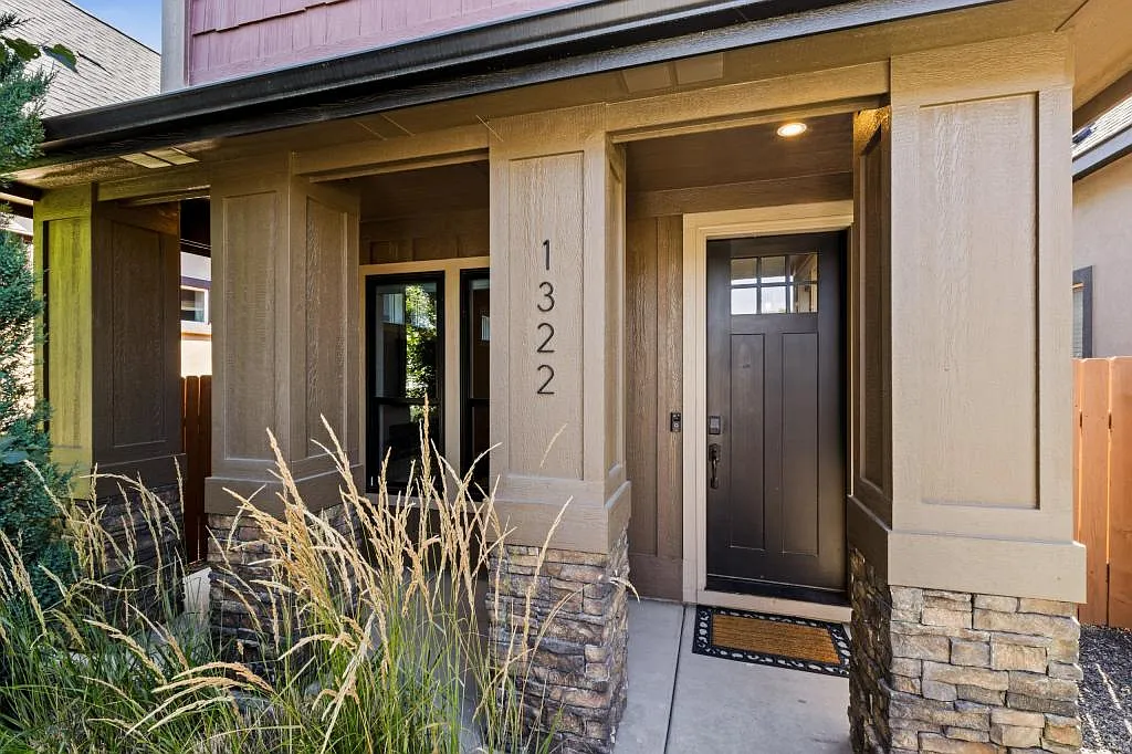 1322 S Longmont Ave — Photo 2