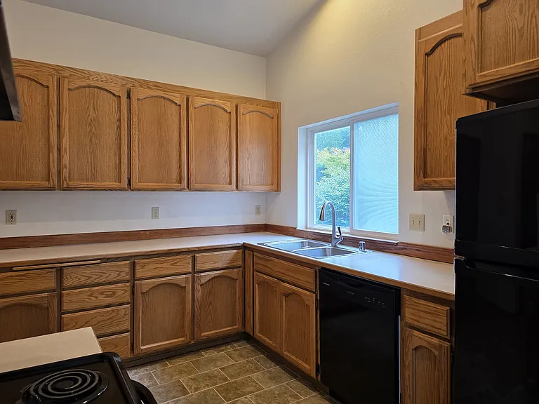 384 Selkirk Dr — Photo 26