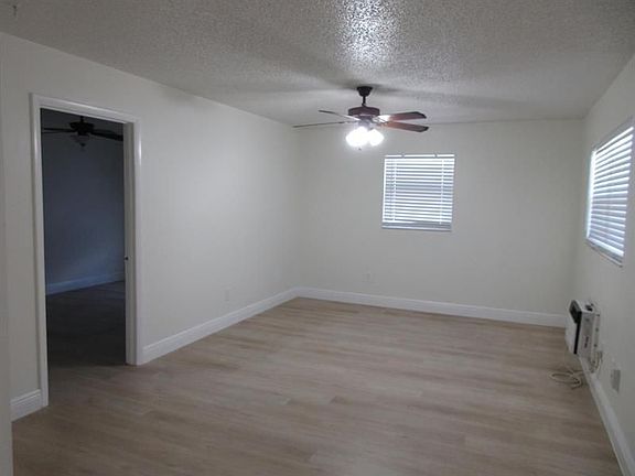 4th image of 417 N E St APT 40