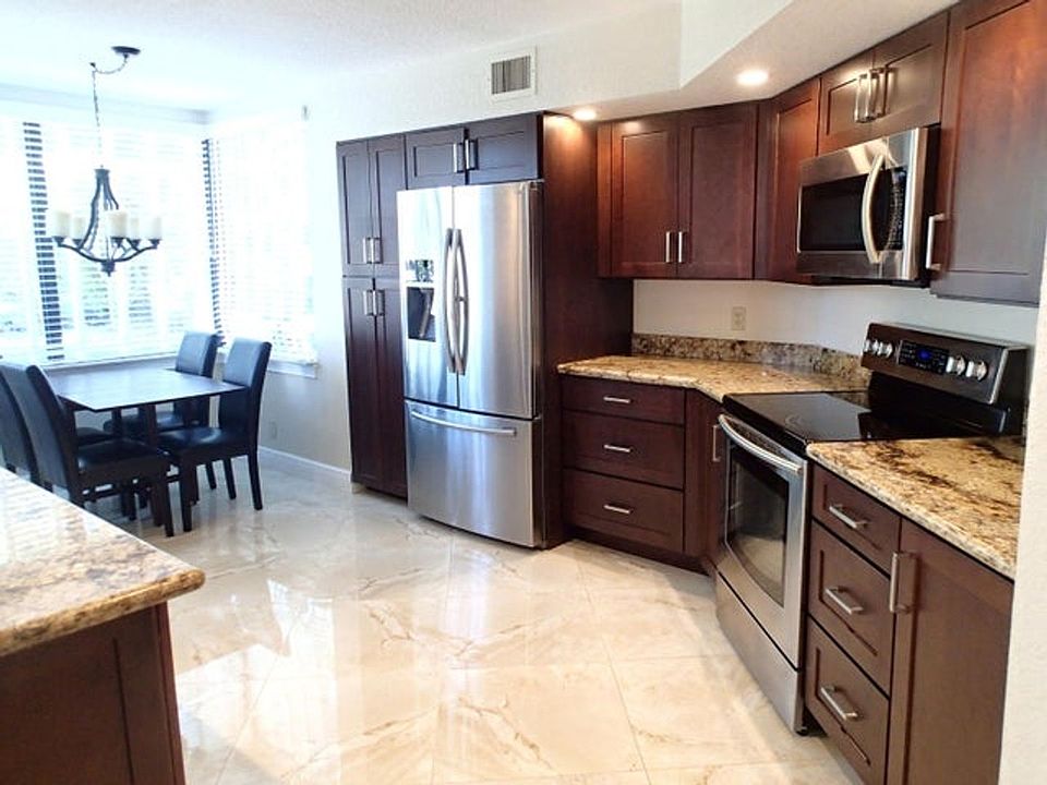 1st image of 115 Bay Colony Dr N