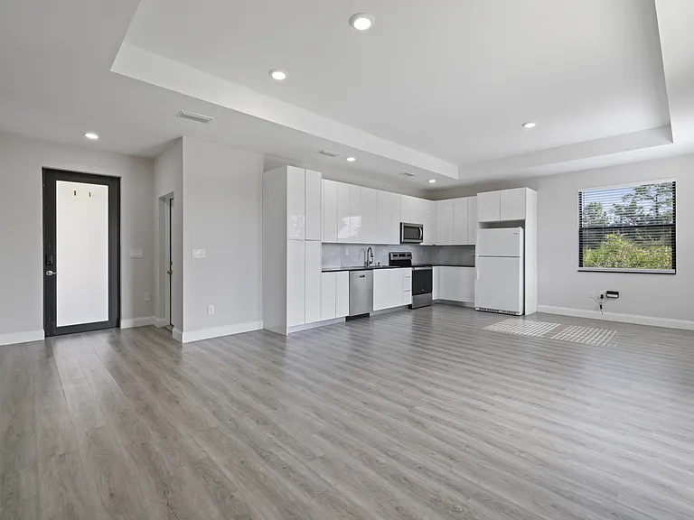 679 Windermere Dr — Photo 3